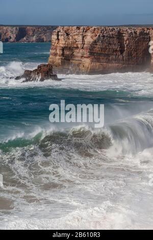 Le onde della tempesta battono contro le rocce. Sagres in Portogallo. Foto Stock