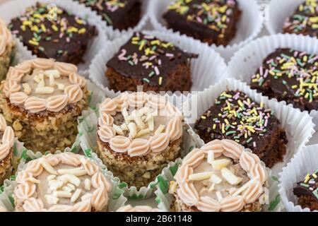 Dolci di torta di set con noci. Il compleanno. Foto Stock