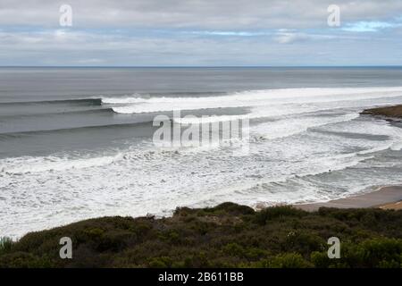 Bells Beach Surfing, sulla Great Ocean Road, Victoria Australia - casa del più lungo concorso di surf da corsa pro. Foto Stock