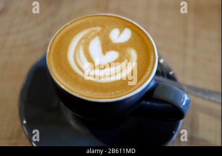 tazza di caffè cortado con condimento a forma di cuore di latte bianco Foto Stock