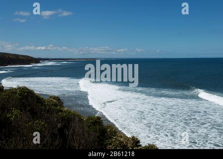 Surf a Winkipop, Torquay, Victoria, Australia guardando ad est verso Jan Juc Foto Stock