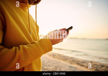 Primo piano dell'uomo con il telefono cellulare in natura Foto Stock