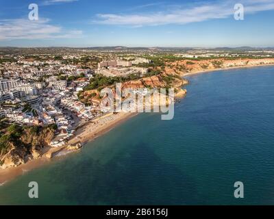 Antenna. Splendida vista dal cielo, la costa della città Olhos de Agua. Faro Albufeira. Foto Stock