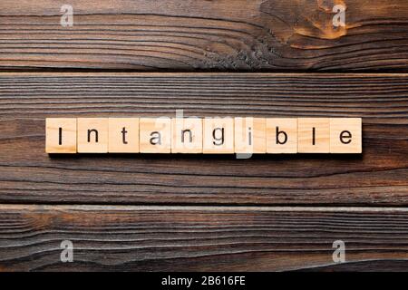 Immateriali di parola scritta sul blocco di legno. immateriali di testo sul tavolo in legno per il desing, concetto. Foto Stock