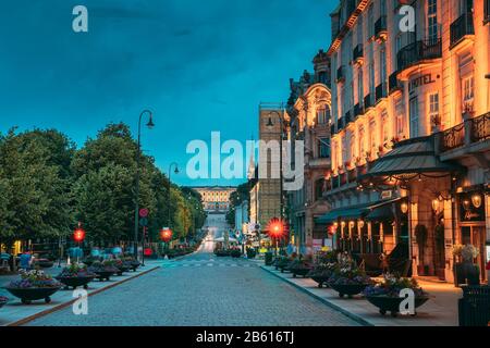 Oslo, Norvegia - 24 Giugno 2019: Night View Karl Johans Gate Street. Case Residenziali A Più Piani Nel Quartiere Centrum. Serata Estiva. Residenziale Sono Foto Stock