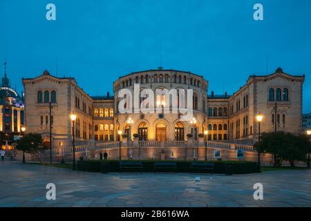 Oslo, Norvegia - 24 Giugno 2019: Oslo, Norvegia. Vista Notturna Dell'Edificio Storico. Parlamento Della Norvegia Edificio. Foto Stock