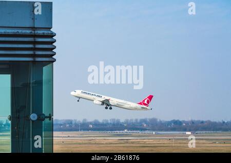 Dusseldorf, NRW, Germania - 18 marzo 2015: Airbus A321 della Turkish Airlines all'avvio dell'aeroporto di Dusseldorf. Foto Stock