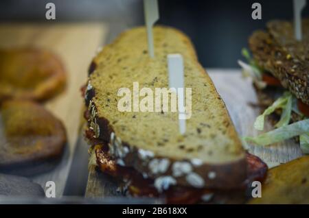 gustoso mix di panini italiani e tapas spagnole all'interno del mercato locale Foto Stock