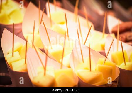 gustoso mix di panini italiani e tapas spagnole all'interno del mercato locale Foto Stock