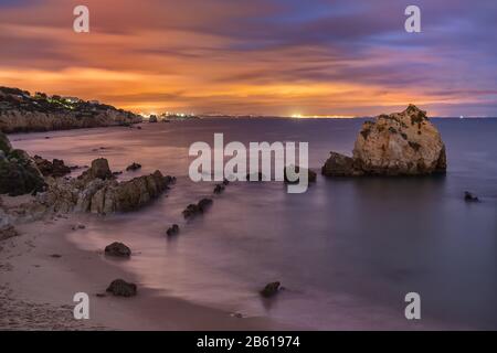 Mare baia di notte Albufeira. Città di luci. Foto Stock