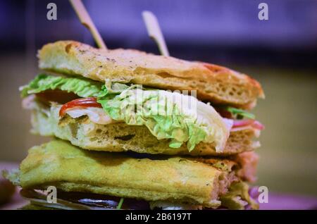 gustoso mix di panini italiani e tapas spagnole all'interno del mercato locale Foto Stock