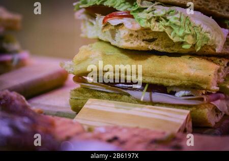 gustoso mix di panini italiani e tapas spagnole all'interno del mercato locale Foto Stock