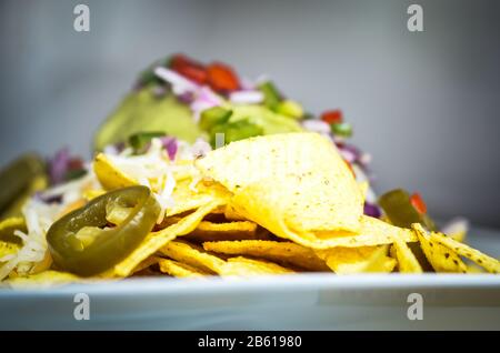 gustoso mix di panini italiani e tapas spagnole all'interno del mercato locale Foto Stock