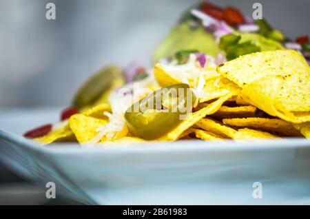 gustoso mix di panini italiani e tapas spagnole all'interno del mercato locale Foto Stock