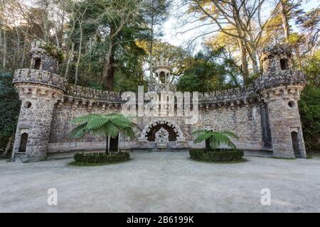 Elementi di strutture architettoniche a Quinta Regaleira. Sintra Portogallo. Foto Stock