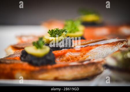 gustoso mix di panini italiani e tapas spagnole all'interno del mercato locale Foto Stock