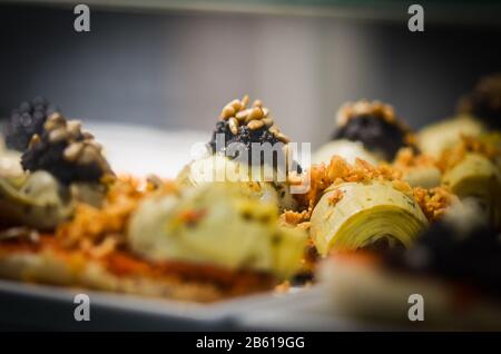 gustoso mix di panini italiani e tapas spagnole all'interno del mercato locale Foto Stock