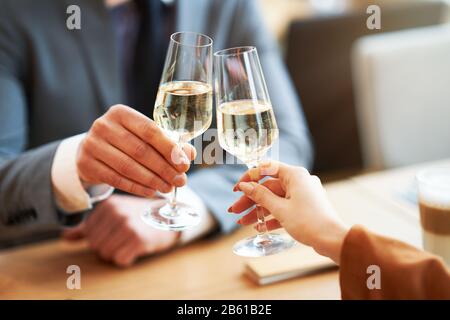 Uomini D'Affari Che Hanno Meeting Nel Cafe Foto Stock