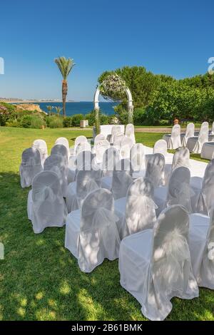 Decorazioni per la cerimonia nuziale in giardino. Con vista sul mare. Foto Stock