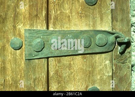 Ornato, antico, fatto a mano su una vecchia porta marrone, in legno, a Metsovo, Ioannina, Epiro, Grecia Foto Stock