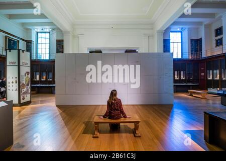 Londra, Regno Unito. 09th Mar, 2020. L'artista Edmund de Waal svela la sua biblioteca di esilio nella Raccolta della World Gallery al British Museum di Londra. Creato come "passo da sedersi e leggere e da essere", è un'installazione che ospita più di 2.000 libri in traduzione, scritti da autori esiliati che riflettono l'idea della lingua come una forma di migrazione. Accanto ai libri si trova un quartetto di vitrines de Waal, salm, i-IV (2019), che contiene pezzi di porcellana, marmo e acciaio. Credito: Guy Bell/Alamy Live News Foto Stock