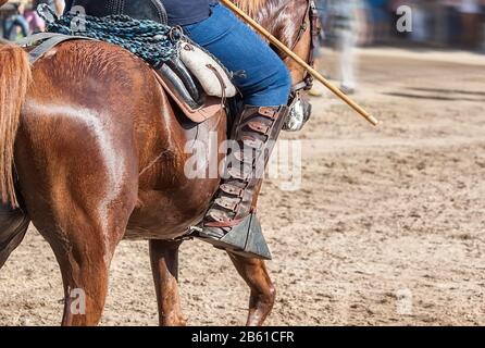 Il pilota spagnolo a cavallo. Gli stivali in pelle. Foto Stock