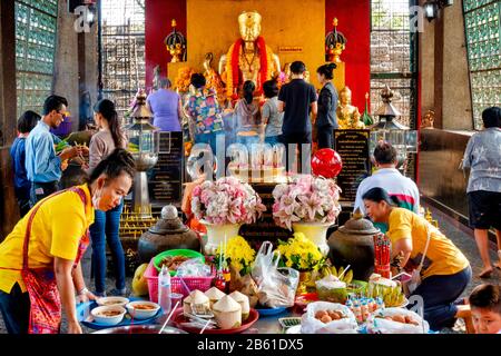Interno del tempio di San Phrakan, Lopburi, Thailandia Foto Stock