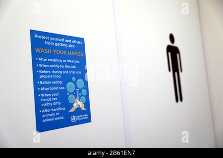 Un segno esposto all'ippodromo di Cheltenham che fa riferimento a come proteggere se stessi e gli altri da ammalarsi dopo lo scoppio di Coronavirus. Il Cheltenham Festival 2020 inizia domani - martedì 10 marzo 2020. Foto Stock