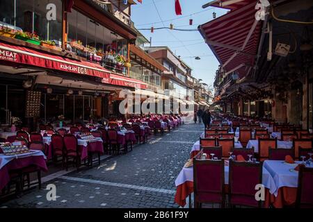 Istanbul, Turchia 18 febbraio 2020: Vista vuota dei ristoranti di pesce Kumkapi durante mezzogiorno Foto Stock