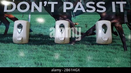 Stazioni di igienizzazione per le mani all'ippodromo di Cheltenham in risposta all'epidemia di Coronavirus. Il Cheltenham Festival 2020 inizia domani - martedì 10 marzo 2020. Foto Stock