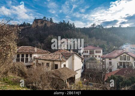 Vista di Melnik - la più piccola città della Bulgaria situata ai piedi della catena montuosa Pirin Foto Stock