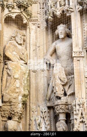 Medievale West Front immagine schermo sculture in pietra, architettura gotica c 13th secolo, Exeter Cathedral Church, Exeter, Devon, Inghilterra, Regno Unito Foto Stock