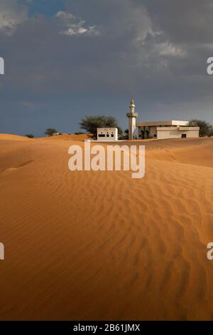 moschea abbandonata nel deserto dove la natura, la rispettiva sabbia prendono il controllo degli edifici, Foto Stock