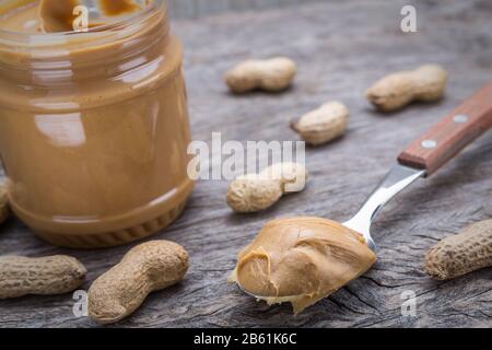 Crema di arachidi nel cucchiaio. Alimenti dietetici per il cuore. Foto Stock