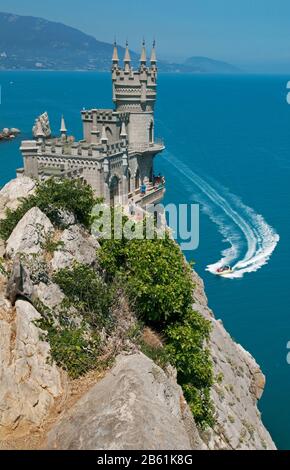 Il Nido di Swallow situato a Gaspra: Tra Yalta e Alupka sulla penisola di Crimea. Edificio neo-gotico sullo sfondo del mare. Foto Stock