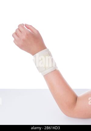 Polso danneggiato. Viene imposto il bendaggio ortopedico. Foto Stock
