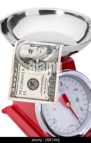 Il significato del dollaro nell'economia. Cento dollari sulle scale. Foto Stock