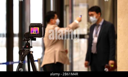 (200309) -- SEOUL, 9 marzo 2020 (Xinhua) -- un uomo riceve il controllo della temperatura all'ingresso dell'ospedale di Eunpyeong St. Mary a Seoul, Corea del Sud, 9 marzo 2020. La Corea del Sud ha confermato altri 96 casi del COVID-19 lunedì, portando il numero totale di infezioni a 7.478. (NEWSIS/consegna via Xinhua) Foto Stock