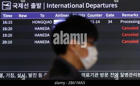(200309) -- SEOUL, 9 marzo 2020 (Xinhua) -- uno schermo mostra che alcuni voli per Tokyo sono annullati all'Aeroporto Internazionale Gimpo di Seoul, Corea del Sud, 9 marzo 2020. La Corea del Sud ha confermato altri 96 casi del COVID-19 lunedì, portando il numero totale di infezioni a 7.478. (NEWSIS/consegna via Xinhua) Foto Stock