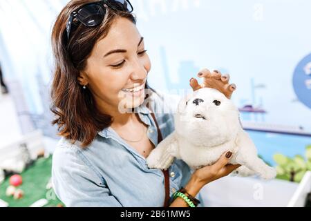 Donna giocare con robot terapeutico cute PET giocattolo per disabili Foto Stock