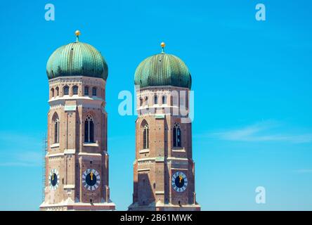 Duomi gemelli di Frauenkirche a Monaco Germania Foto Stock