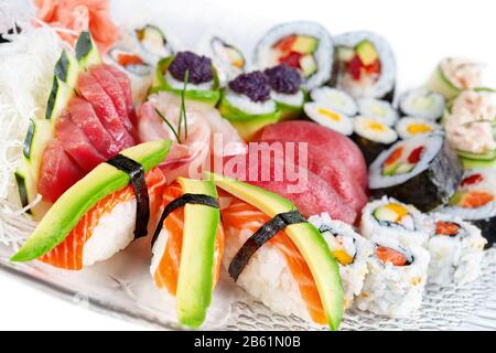 Delizioso piatto di sushi a base di pesce e fette di papaia. Primo piano. Foto Stock