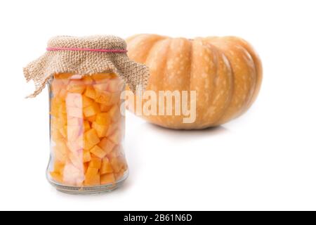 Zucca tagliata in un vaso di vetro. Sullo sfondo del vegetale. Foto Stock
