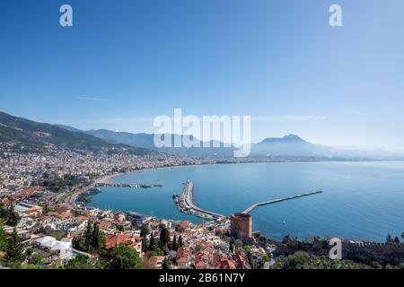 Una veduta aerea della baia Alanya in Turchia di Antalya. Mare e città con cielo aperto Foto Stock