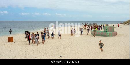 Sculture in mostra lungo la spiaggia a Sculpture by the Sea Exhibition Cottesloe Beach Perth WA Australia Foto Stock