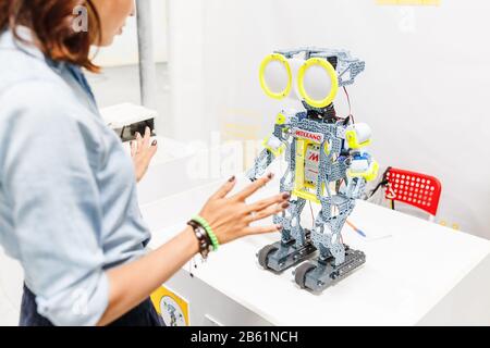 Ultra MALL, UFA, RUSSIA, 21 AGOSTO 2017: Addetto alla reception del robot che parla con una donna, il concetto di uno staff robotico del futuro Foto Stock