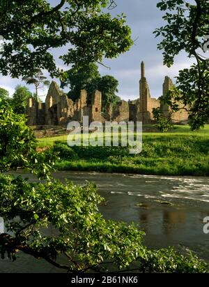 Vista SW attraverso River Wear a Finchale Priory, Inghilterra, Regno Unito. San Godric si stabilì qui come eremita nei primi 1100s dopo una vita come marinaio e pellegrino. Foto Stock