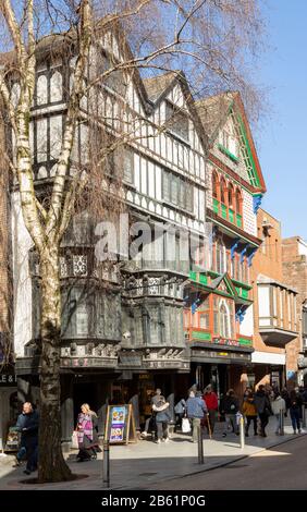 Edifici storici Tudor in High Street, nel centro di Exeter, Devon, Inghilterra, Regno Unito Foto Stock