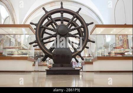 Lisbona, Portogallo - Marzo 1st, 2020: Ruota della nave al Museo della Marina, Lisbona, Portogallo Foto Stock