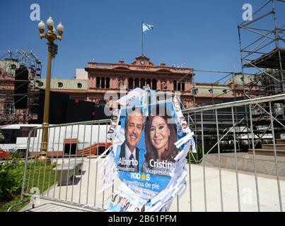 Buenos Aires, Germania. 09th dicembre 2019. Davanti al Palazzo del Presidente della Casa Rosada di Buenos Aires si trova una foto con i ritratti di Alberto Fernández, Presidente dell'Argentina e Cristina Fernández de Kirchner, Vice Presidente dell'Argentina. | utilizzo credito mondiale: DPA/Alamy Live News Foto Stock